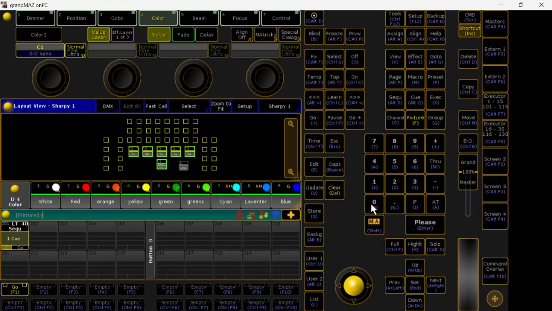 Tela da GrandMA2: teclado de comando, Layout View com os aparelhos e um pool de cores